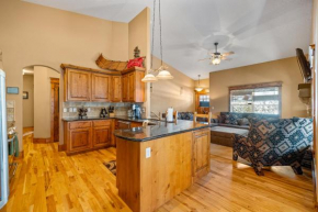 New! Black Bear Inn - Pet friendly - trailer parking - walk to lake - rustic